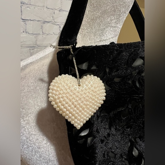 Victoria's Secret Pearl Heart Black Velvet Cutout Pattern NWT - Picture 4 of 6